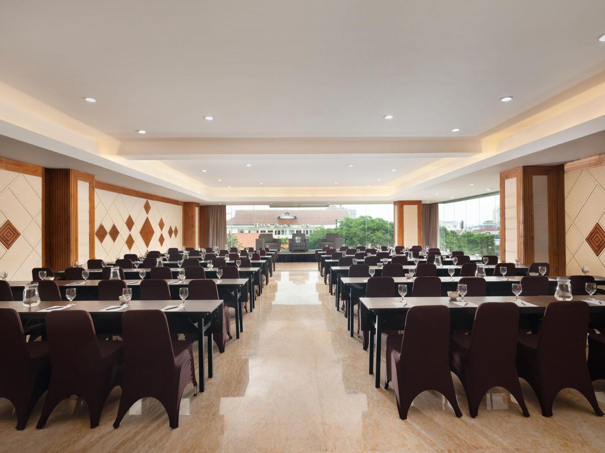 Hotel Santika Premiere Gubeng Surabaia Exterior foto